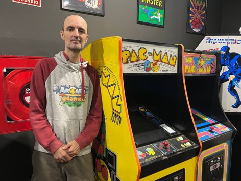 Eduardo Álvarez al lado de su máquina favorita Pac-Man con la firma de su creador Toru Iwatani. Foto_Hendrik Rodríguez.