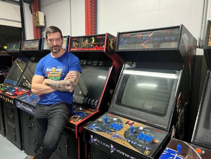 José Manuel Polo al lado de su máquina favorita Killer Instinct. Foto_Hendrik Rodríguez.