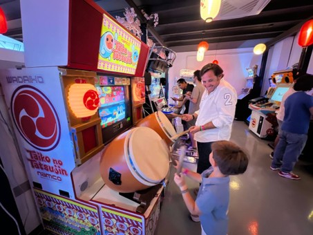 Un padre y un hijo jugando en el Arcade Planet de Sevilla. Foto_Hendrik Rodríguez