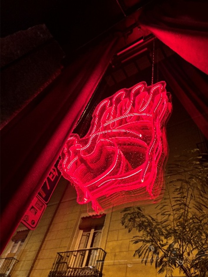 Cartel luminoso en la ventana de Medium Club. Foto_Mario Fernández Vázquez