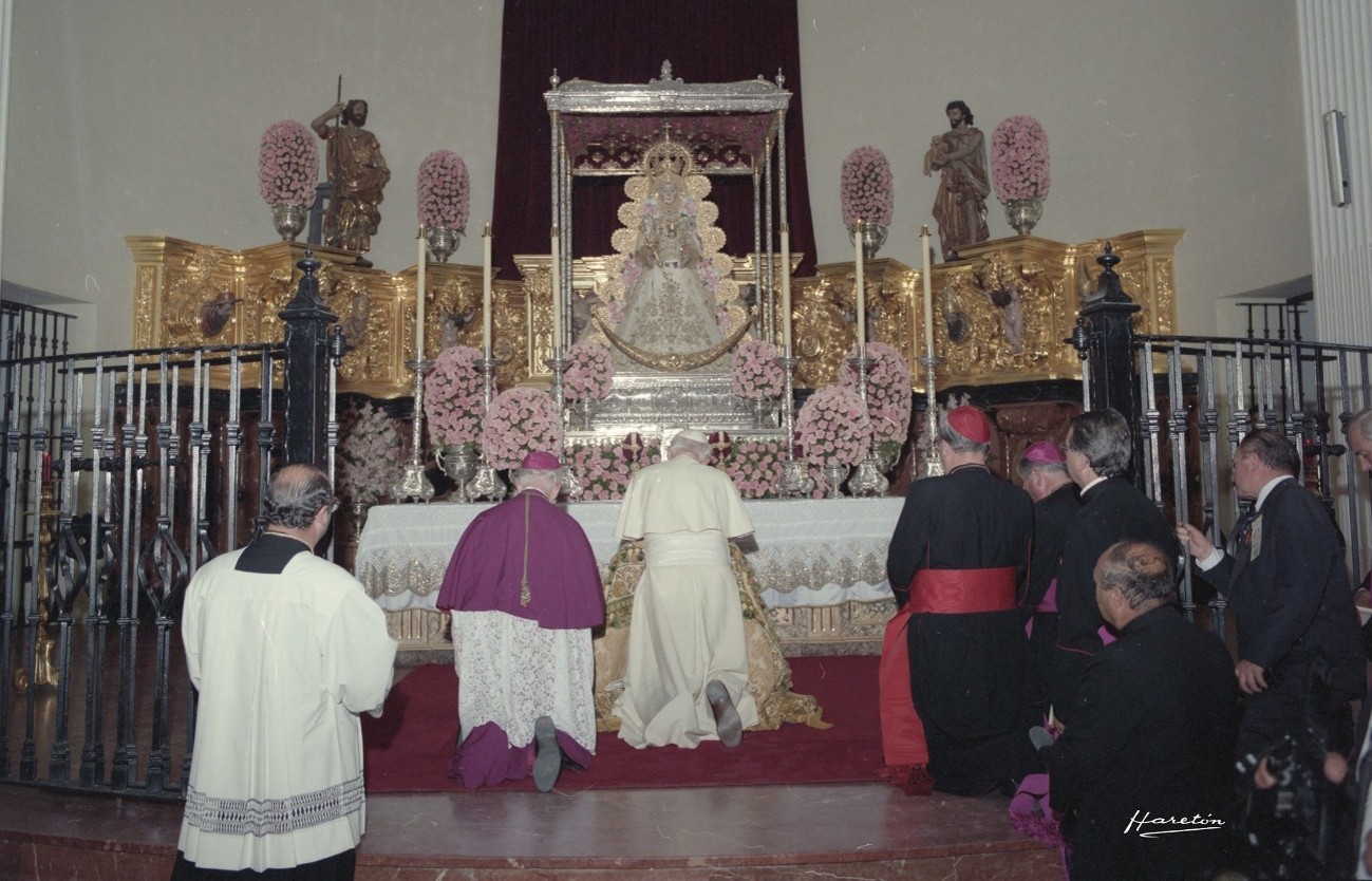 Juan Pablo II, orando de rodillas ante la Virgen del Rocío, en la tarde del 14 de Junio de 1993.