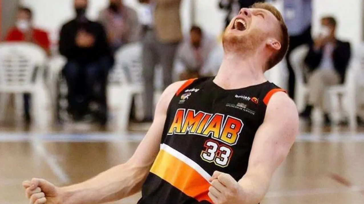 Ben Fox jugando con el Amiab Albacete